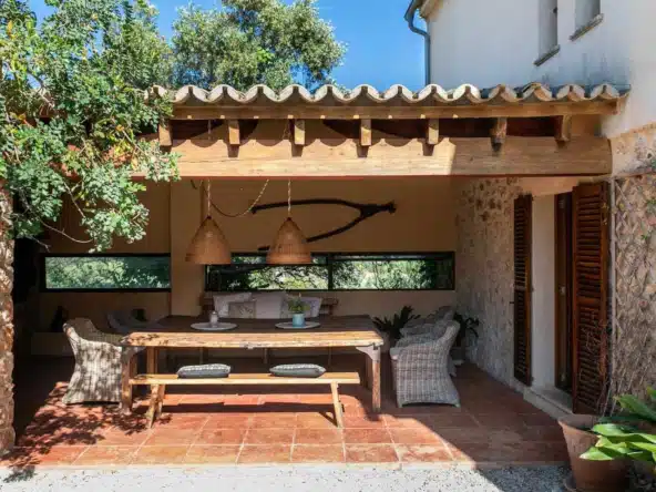 private luxury villa to rent dinning outside